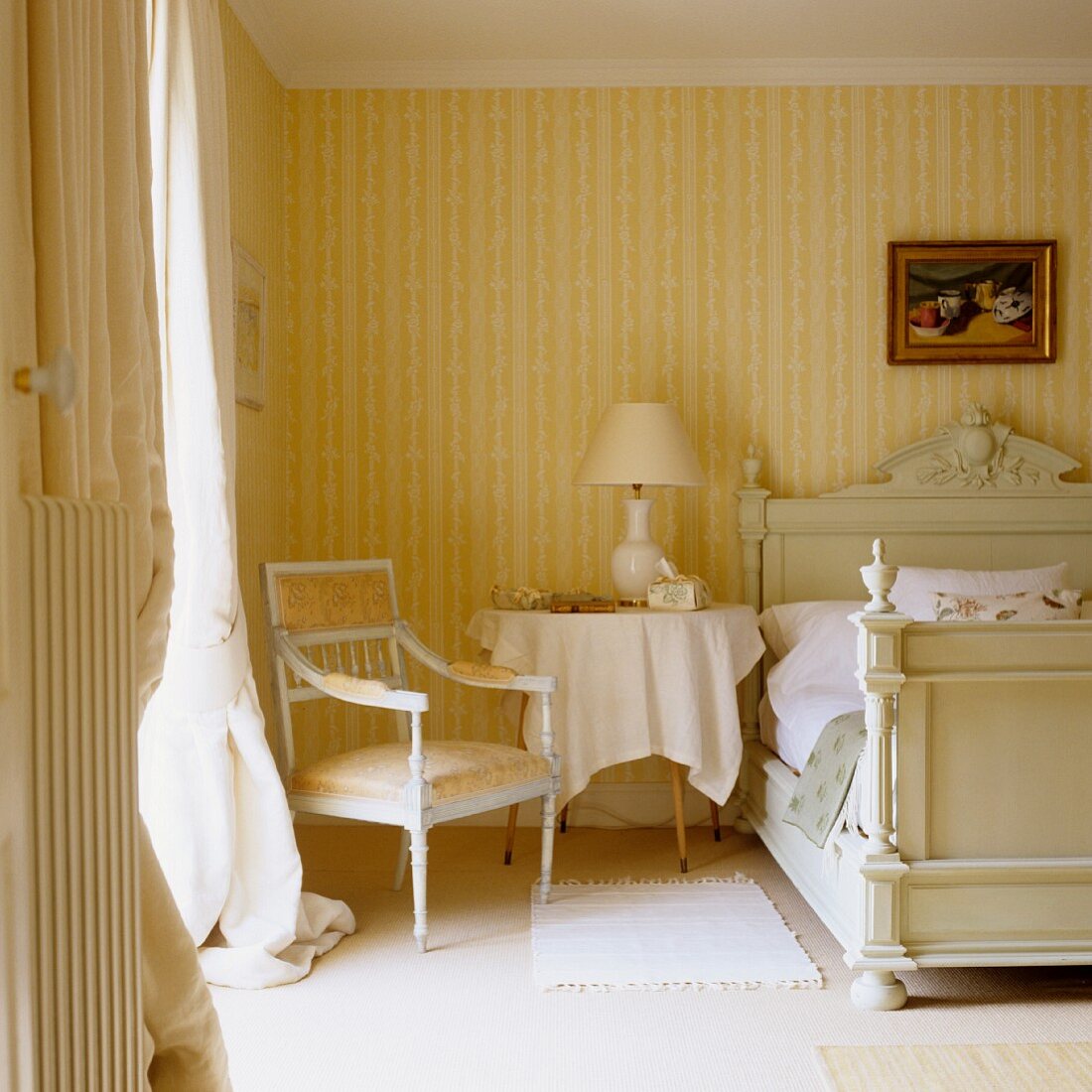 Stuhl im Rokokostil in Schlafzimmerecke vor Tapete mit weiss-gelben Streifen an Wand