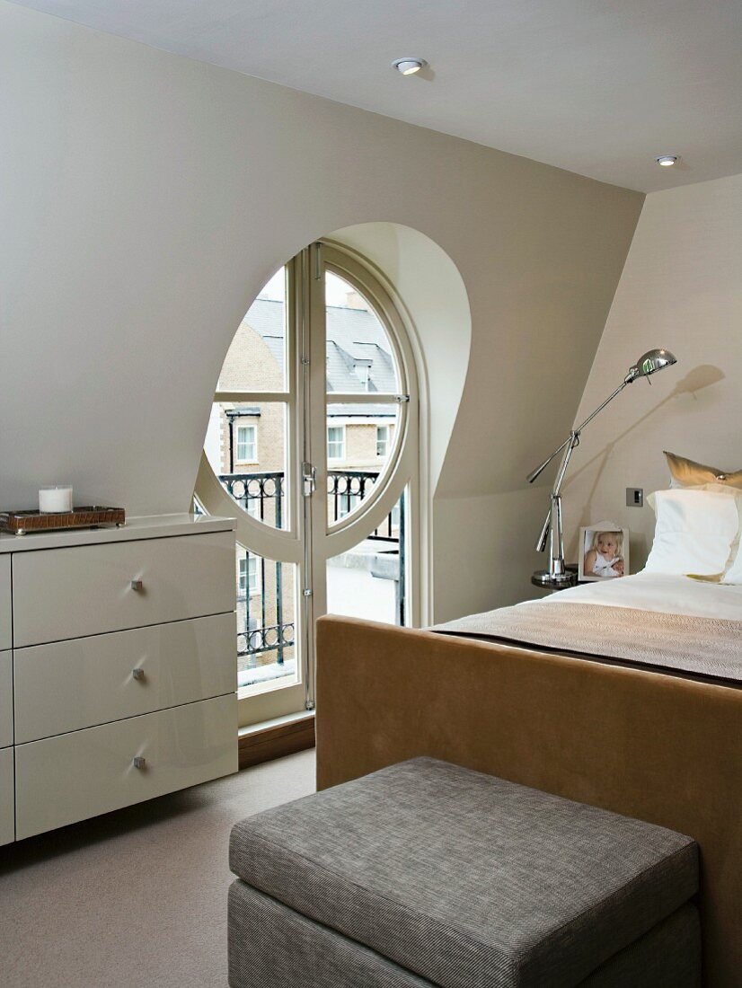 Schlafraum mit Balkontür im modernen ausgebauten Dach