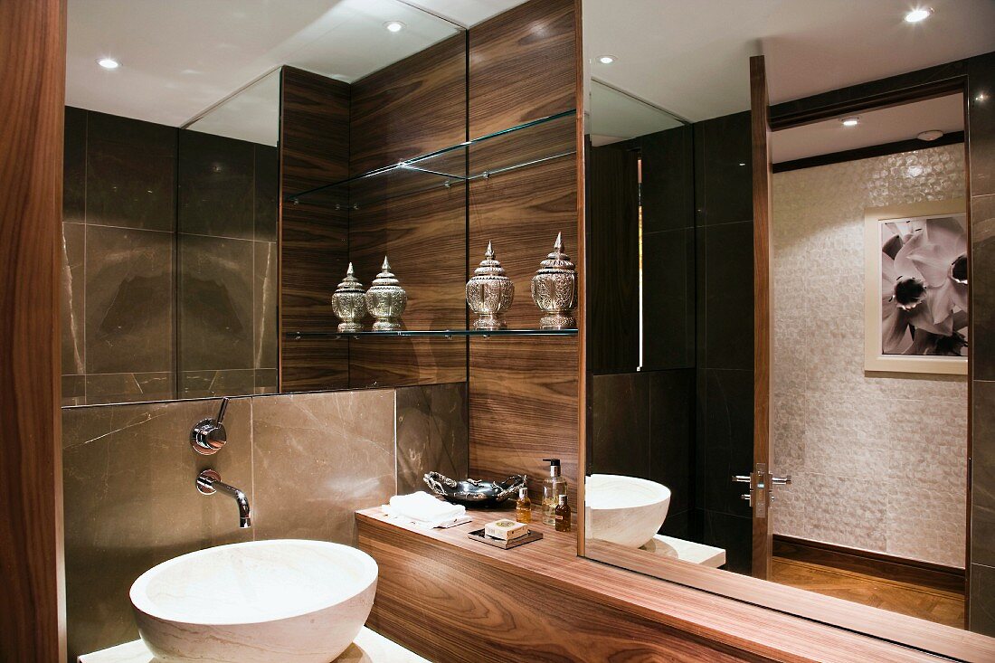 Exklusives Badezimmer mit Holzverkleidung aus Nussholz und Designer Waschtisch