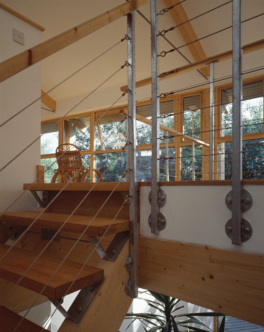 Ausschnitt einer Galerie mit Treppe aus Holz