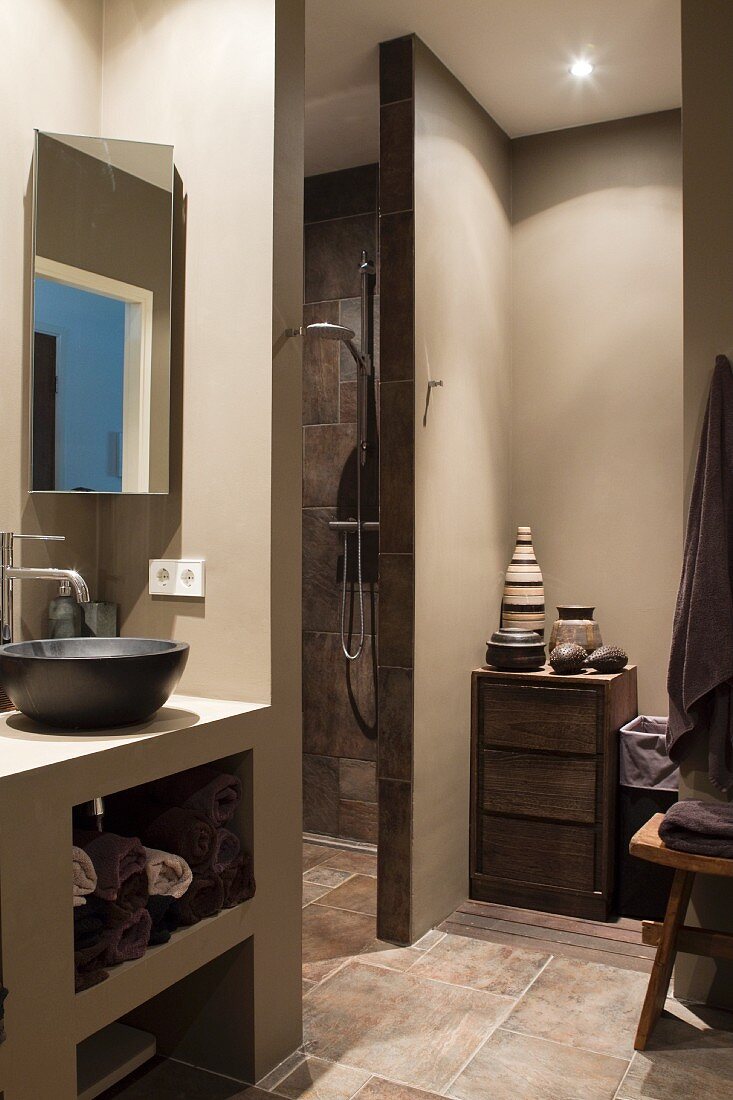Designerbad mit hellgrau getönten Wänden und abgetrenntem Duschbereich