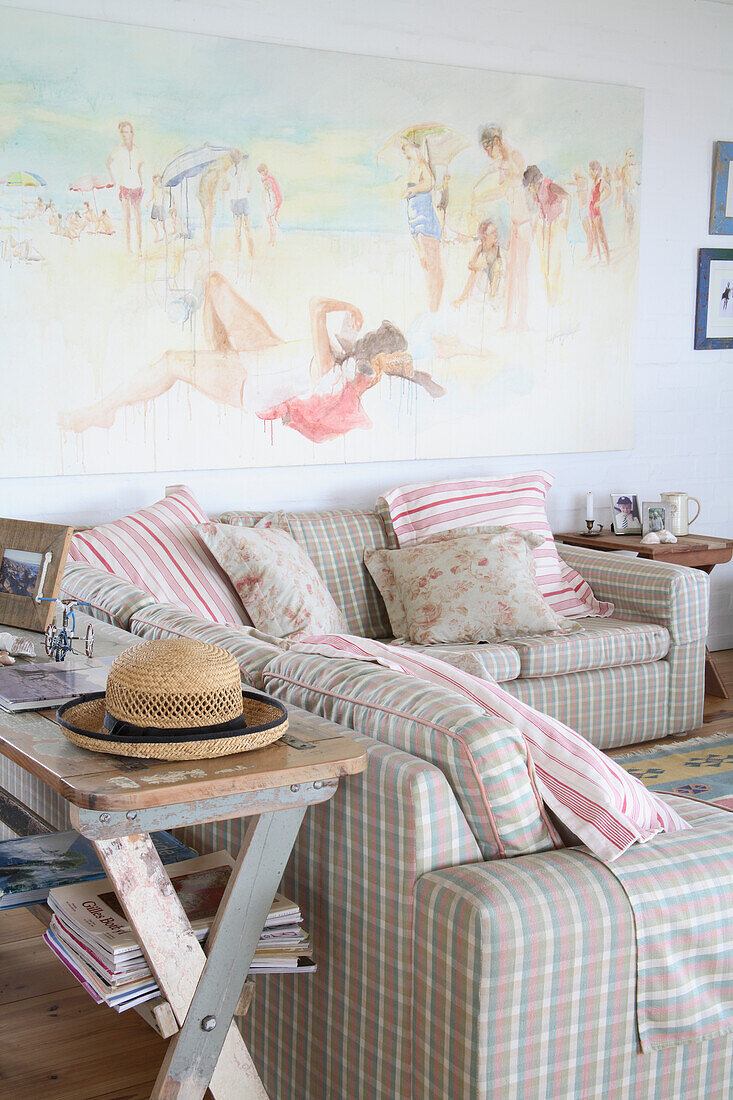 Chequered sofas and paintings in the living room