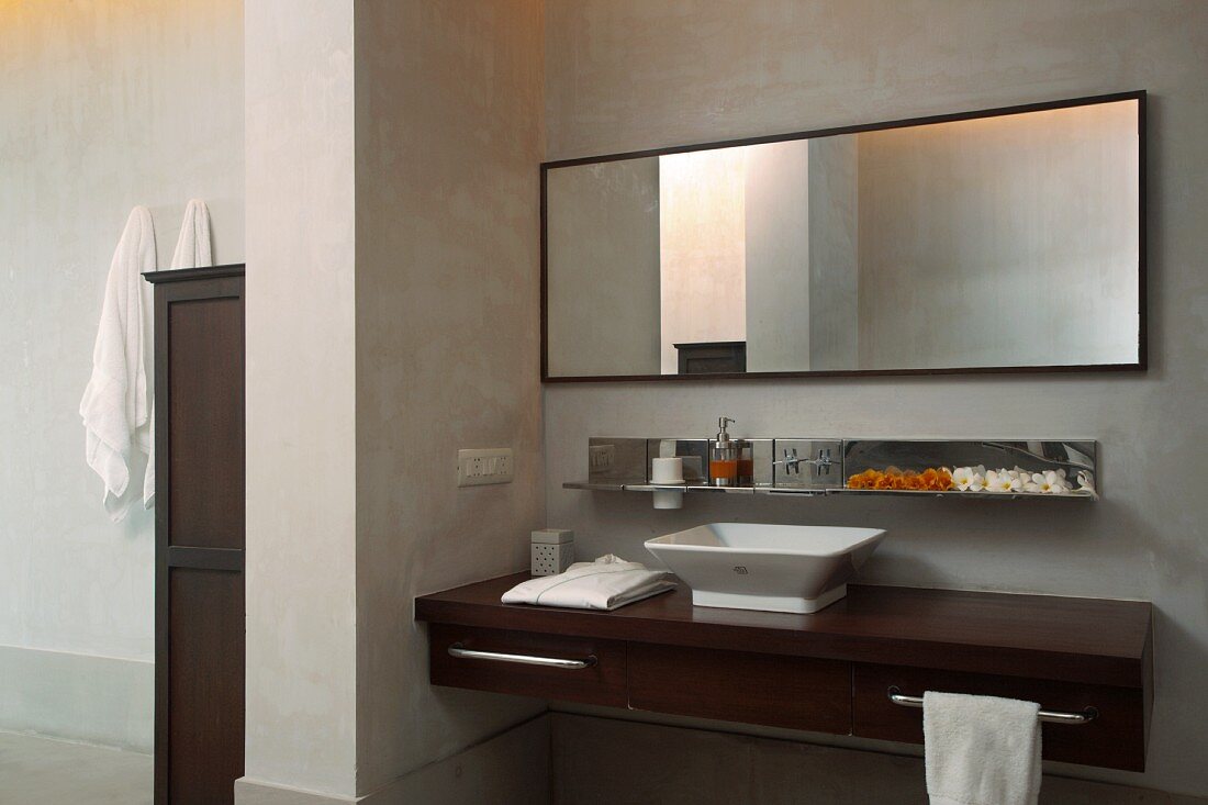 Klassisch moderner Waschtisch im minimalistischen Bad
