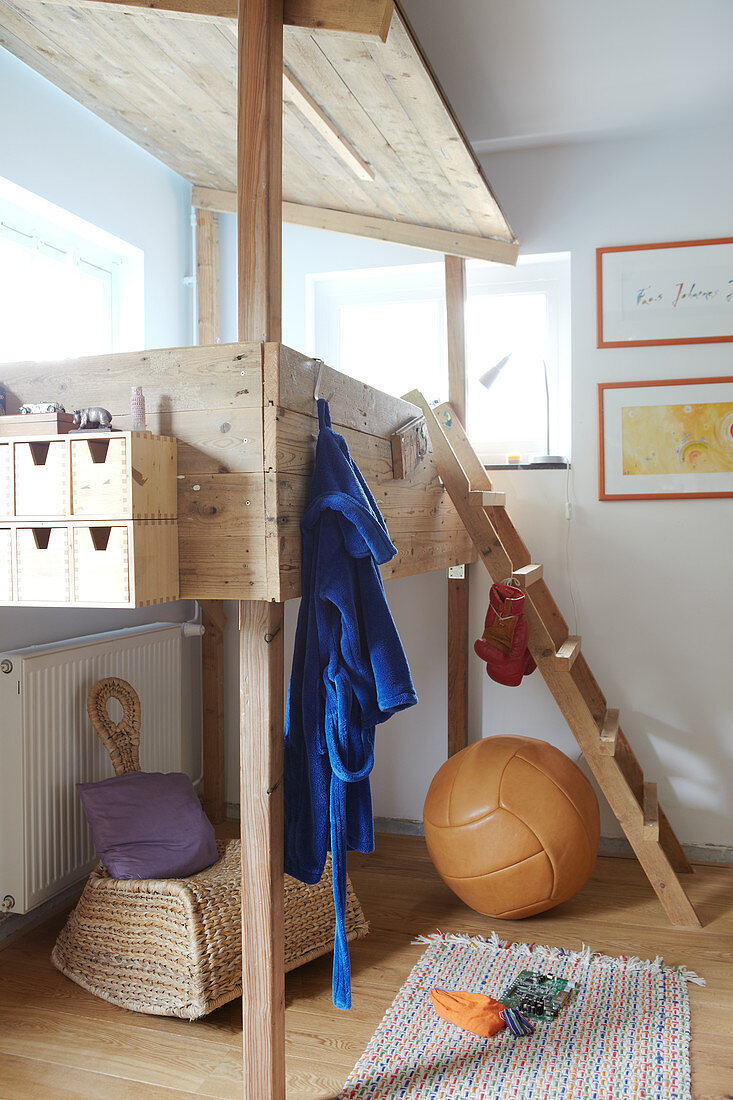 Hochbett aus Holz in Kinderzimmerecke