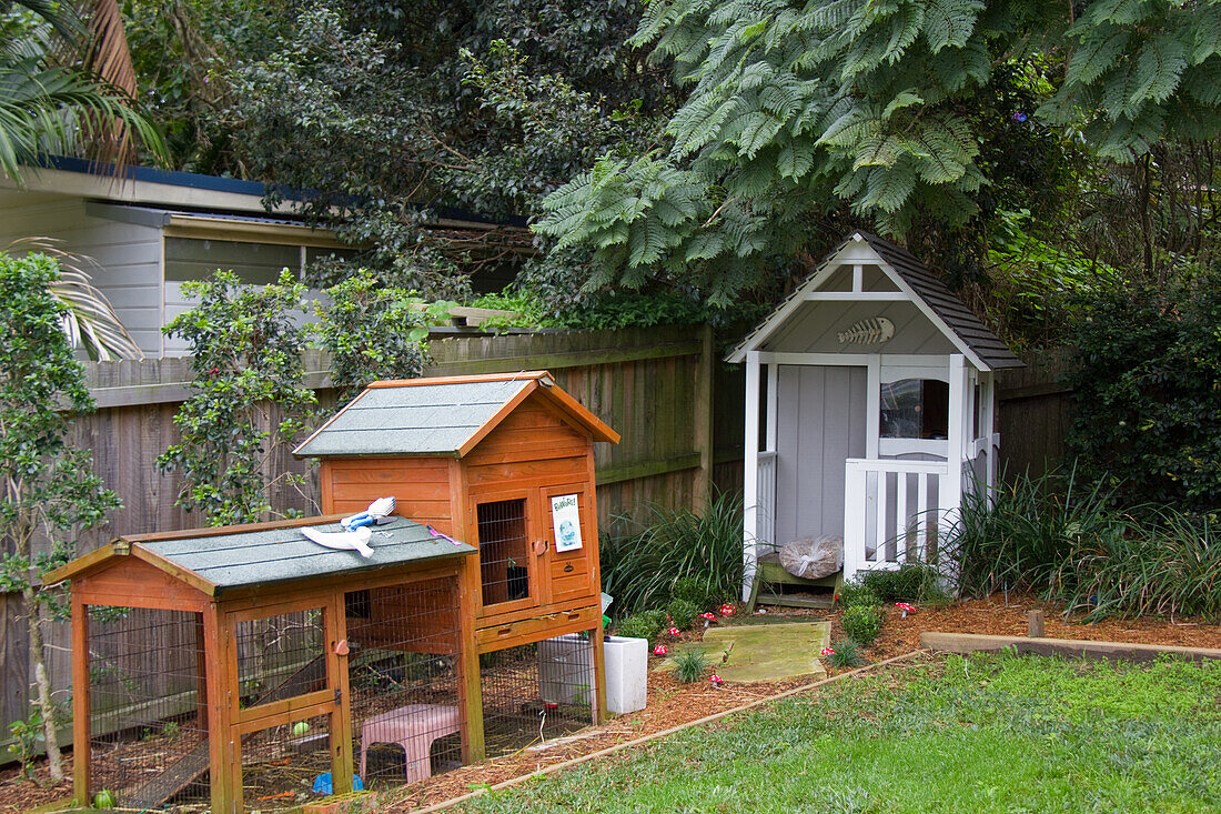 Kleintierstall und Kinderspielhaus im Garten