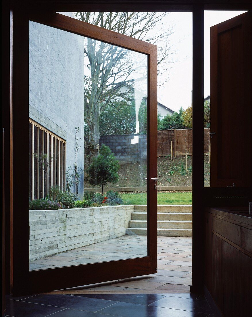 Grosse Glastür von der Küche zur Terrasse