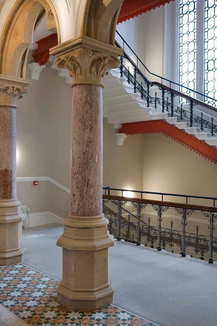 Imposante Halle mit Säulen und Treppenaufgang