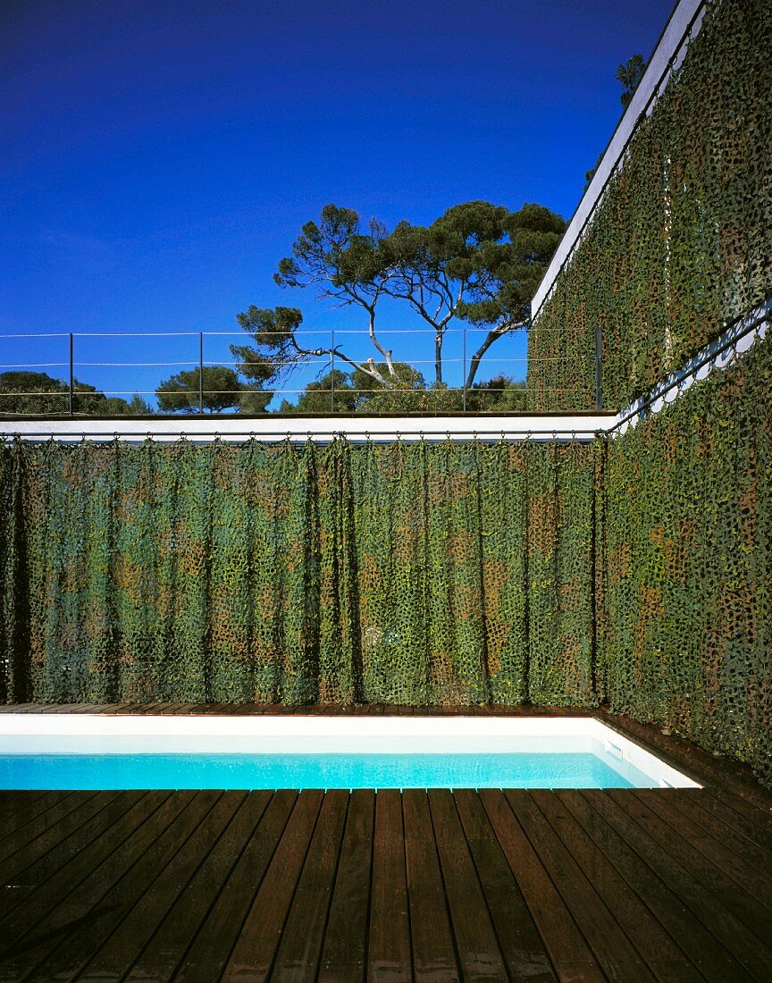 Terrasse mit Pool und geschlossenen Vorhängen