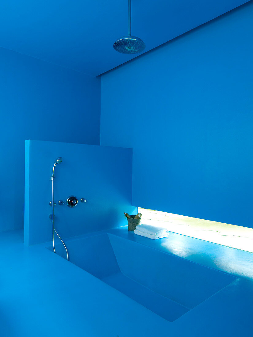 Abtauchen in Blau - Azurblau getöntes Bad mit in Boden eingelassener Badewanne