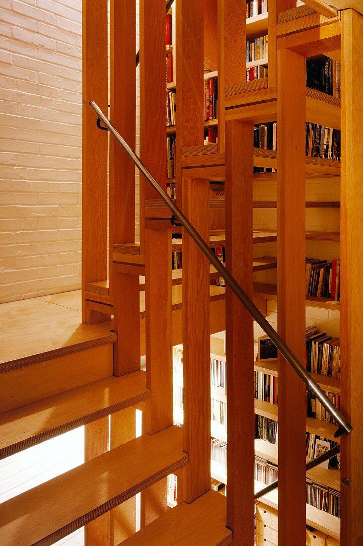 Holztreppe mit Handlauf aus Edelstahl im offenen Treppenhaus
