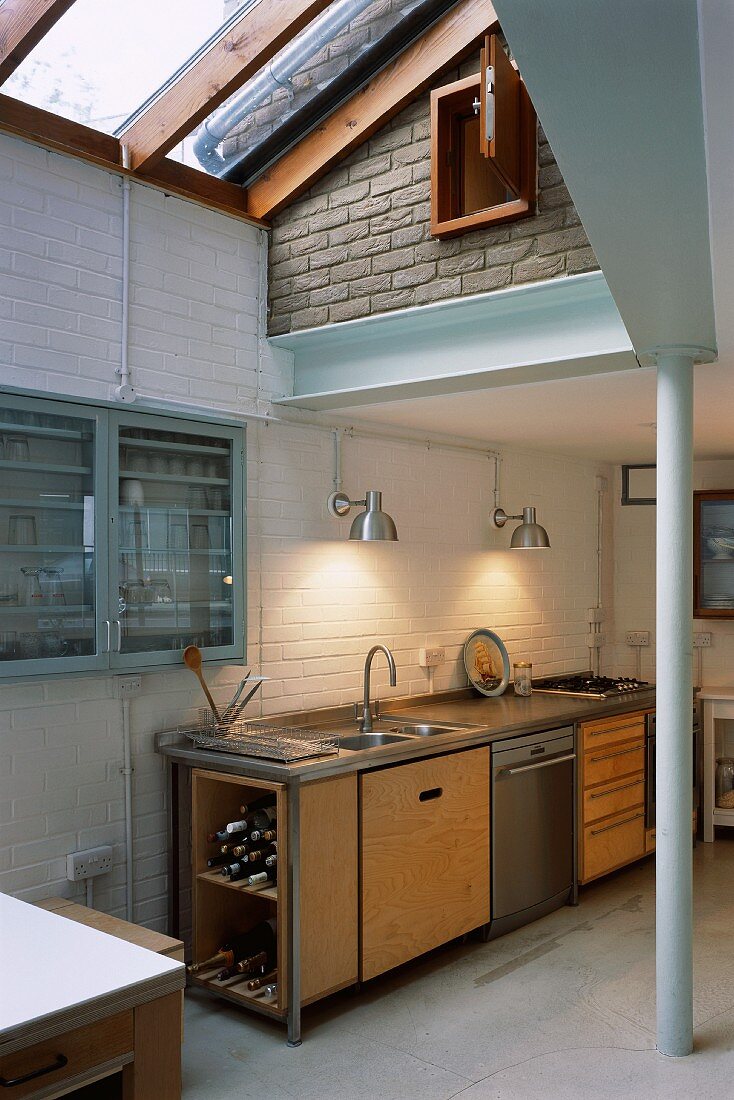 Offene Küche im Wohnhaus mit modernem Anbau