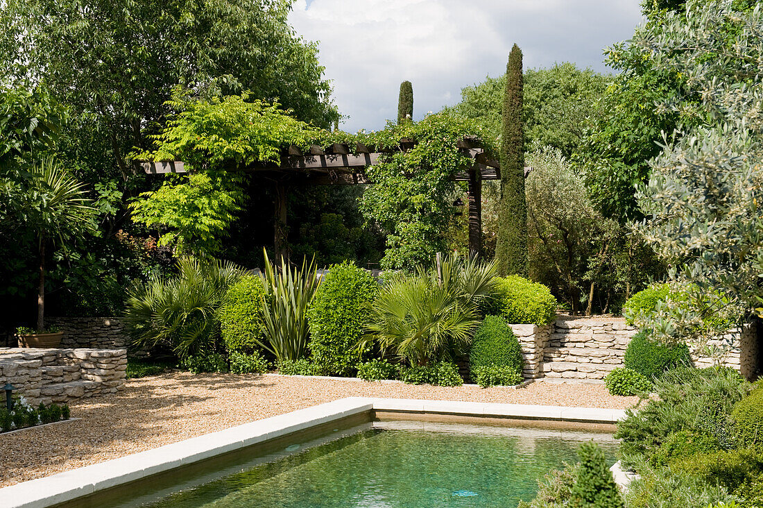 Garten mit Natursteinmauern und Schwimmteich