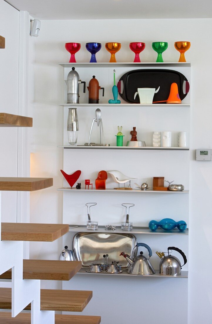 Küchenregal aus Edelstahl mit bunten Küchenutensilien im postmodernen Stil