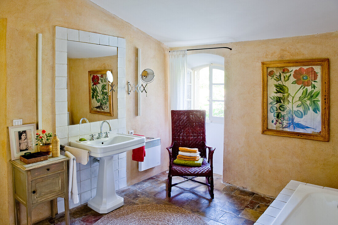 Country-style bathroom with columned washbasin and large picture