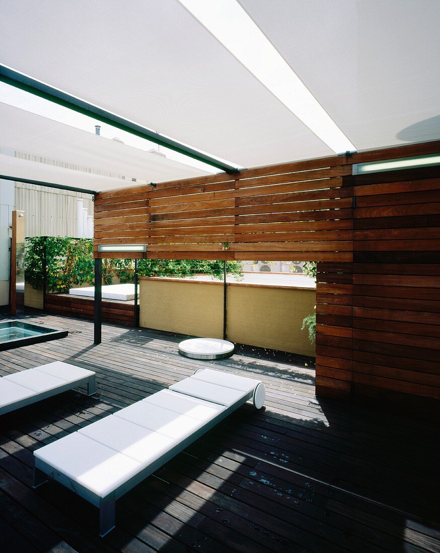 Moderne Terrasse mit Ruheecke, Dusche und Rollliegen