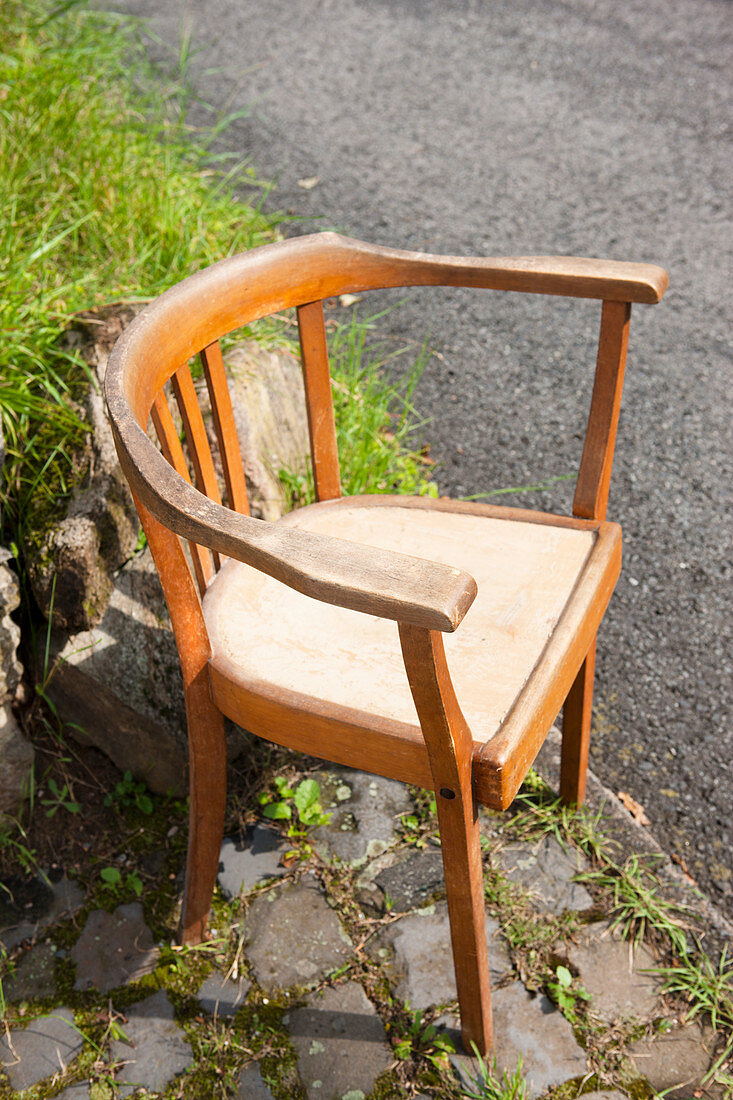 Einen alten Stuhl restaurieren