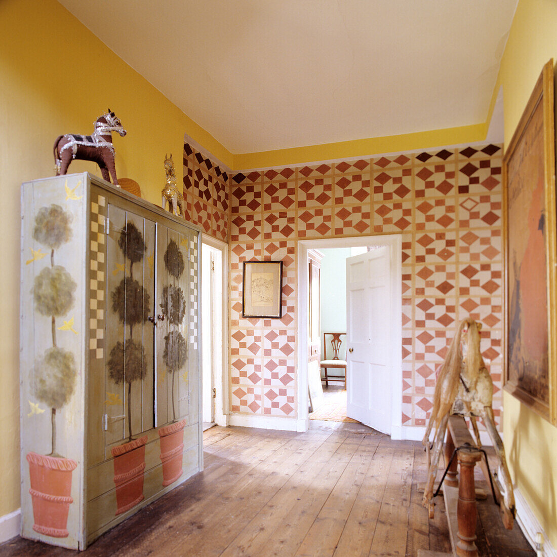 Korridor mit geometrischem Wandmuster und Vintage-Möbeln