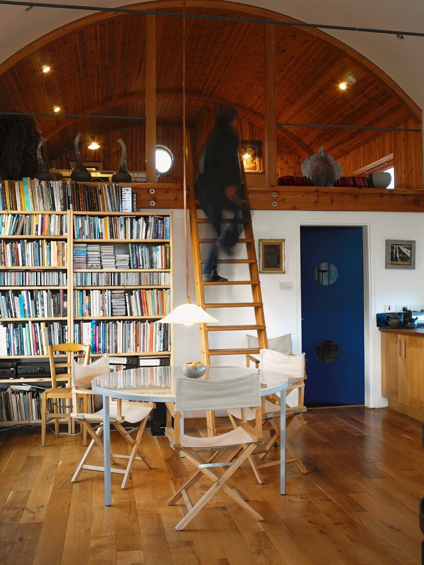 Zweigeschossiger Wohnraum mit holzverkleidetem Tonnengewölbe im Galeriegeschoss