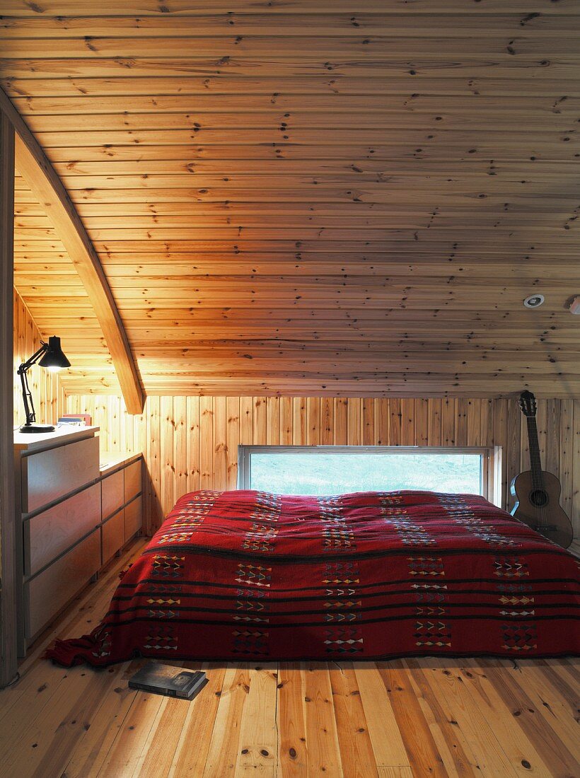Rundum Holzverkleidung in Schlafgalerie mit liegendem Fenster und Tonnendach