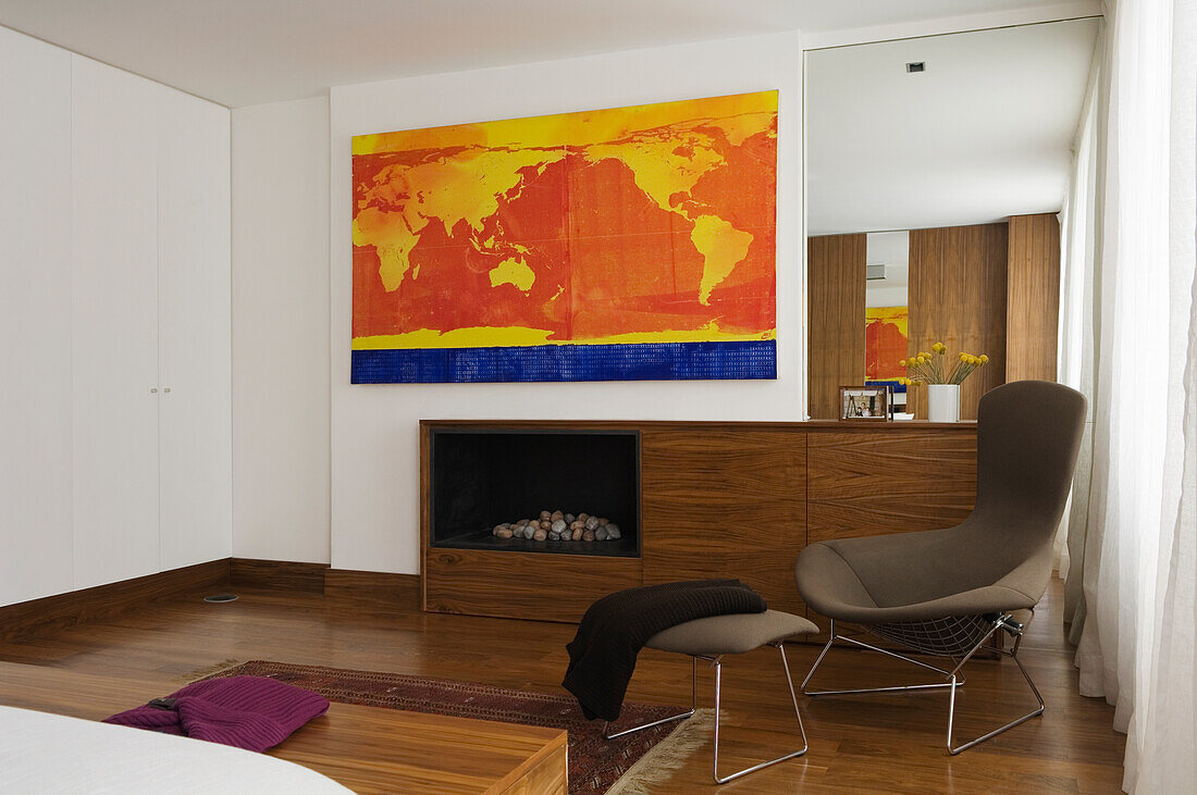 Modern gestaltetes Wohnzimmer mit Weltkarten-Kunstwerk und Kamin