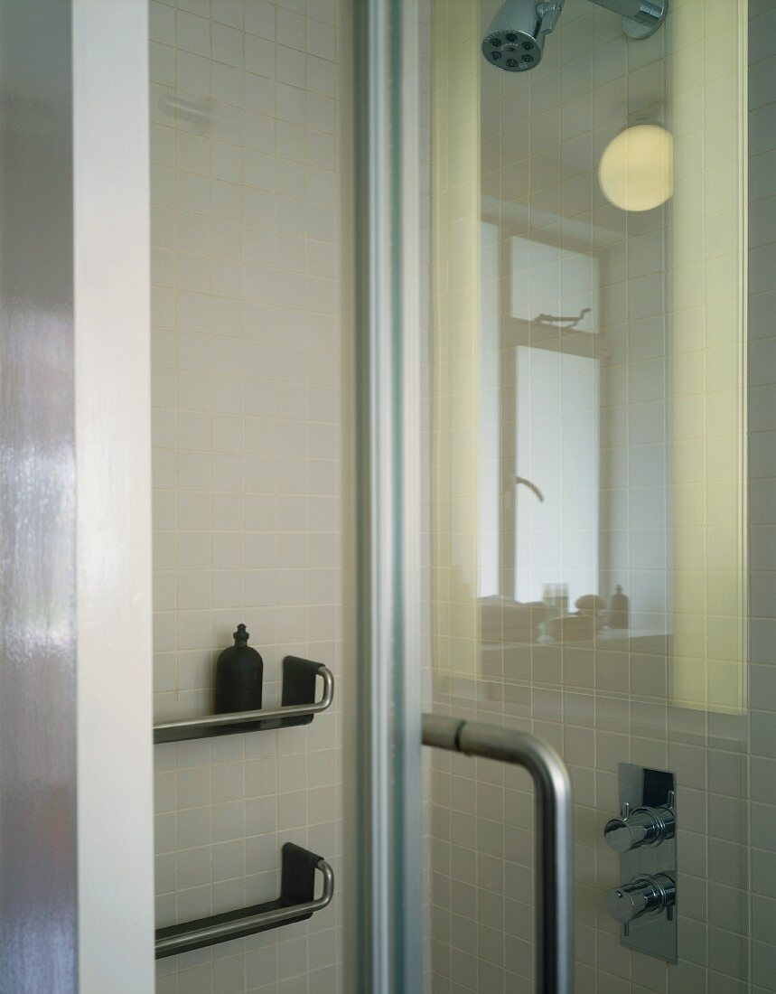 Shower cubicle with glass doors