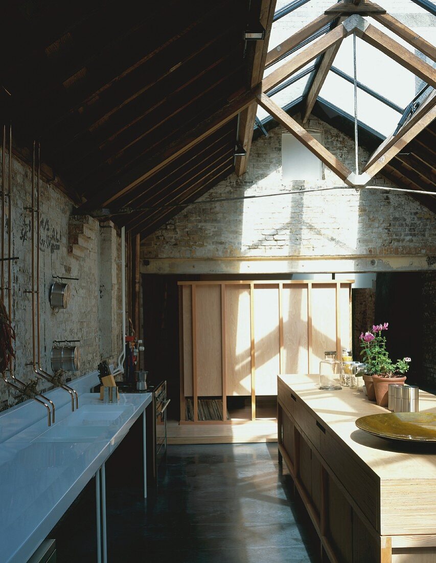 Offene Küche in Wohnraum mit Dachkonstruktion aus Holz & Glas