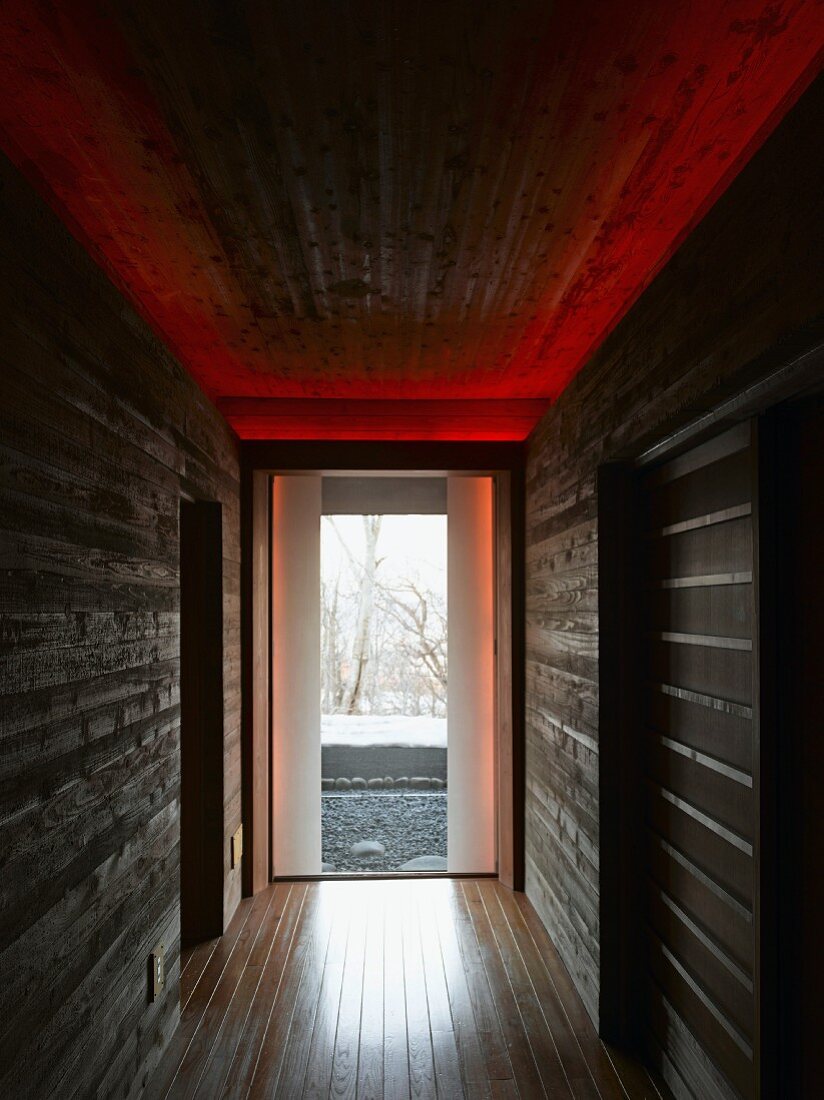 Eingangsbereich mit Holzverkleidung und Deckenbeleuchtung