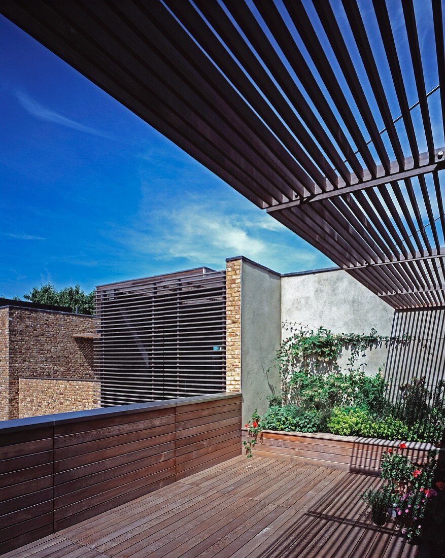 Metall-Lamellenkonstruktion als Sonnenschutz für Gebäude und Balkon