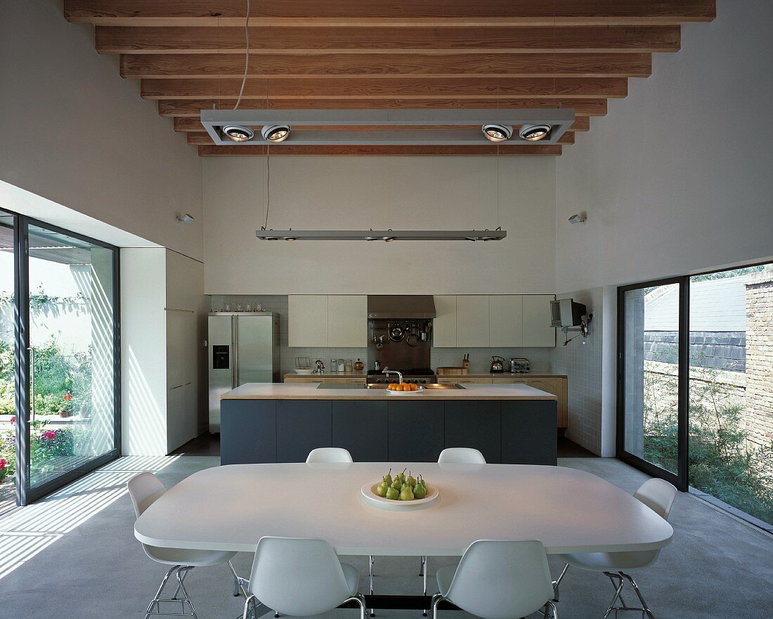 Moderne Wohnküche mit hölzerner Balkendecke und Glasfront auf beiden Seiten
