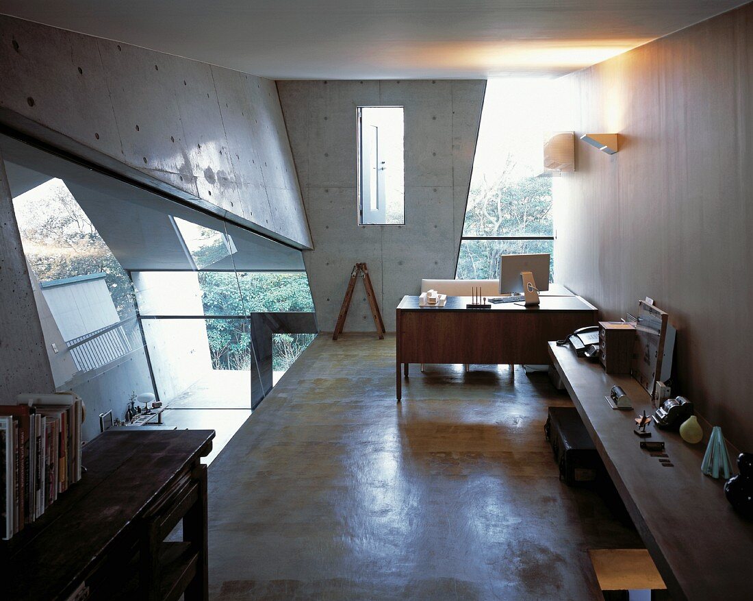 Galerie mit Glaswand als Arbeitszimmer in einem modernen Wohnhaus