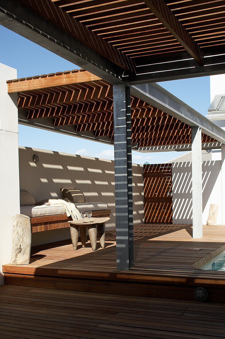 Terrassenbereich mit Holzdeck und Pergola, Lounge-Ecke