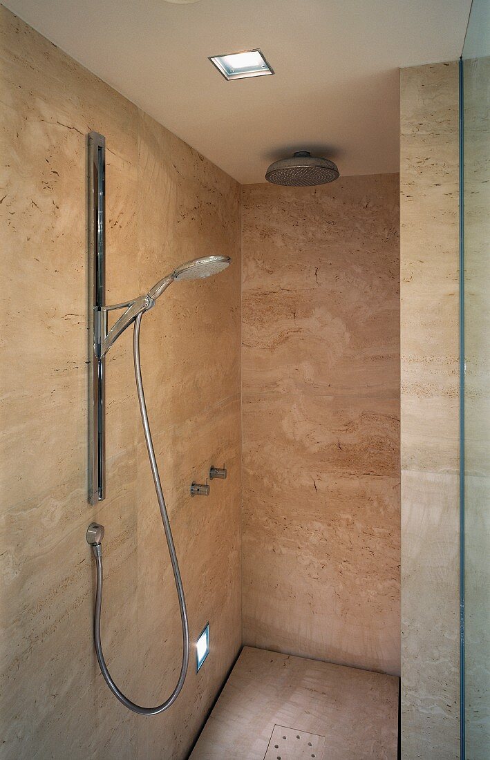 Mit Marmor ausgekleideter Duschbereich im zeitgenössischen Stil