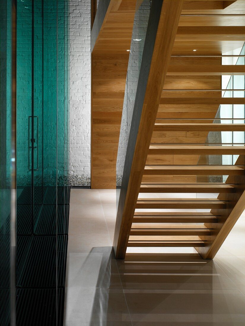 Rückansicht einer modernen Treppe aus Holz