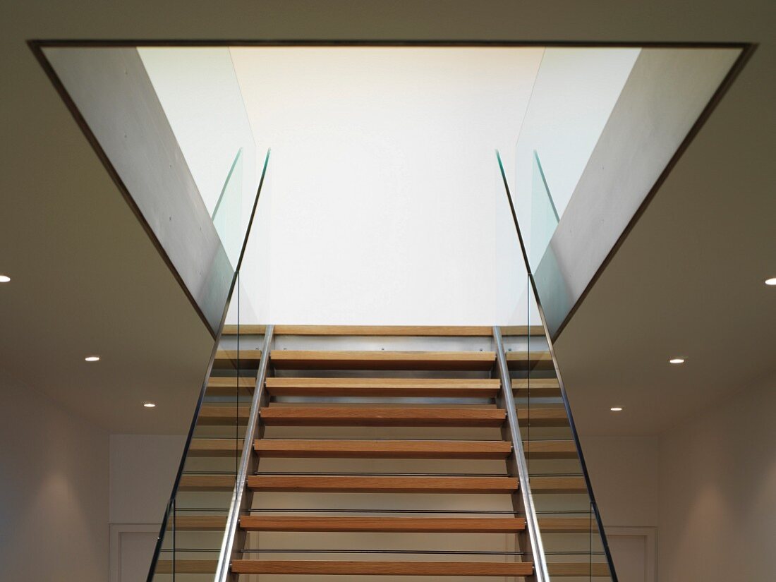 Moderne Treppe mit Holzstufen und Glasgeländer