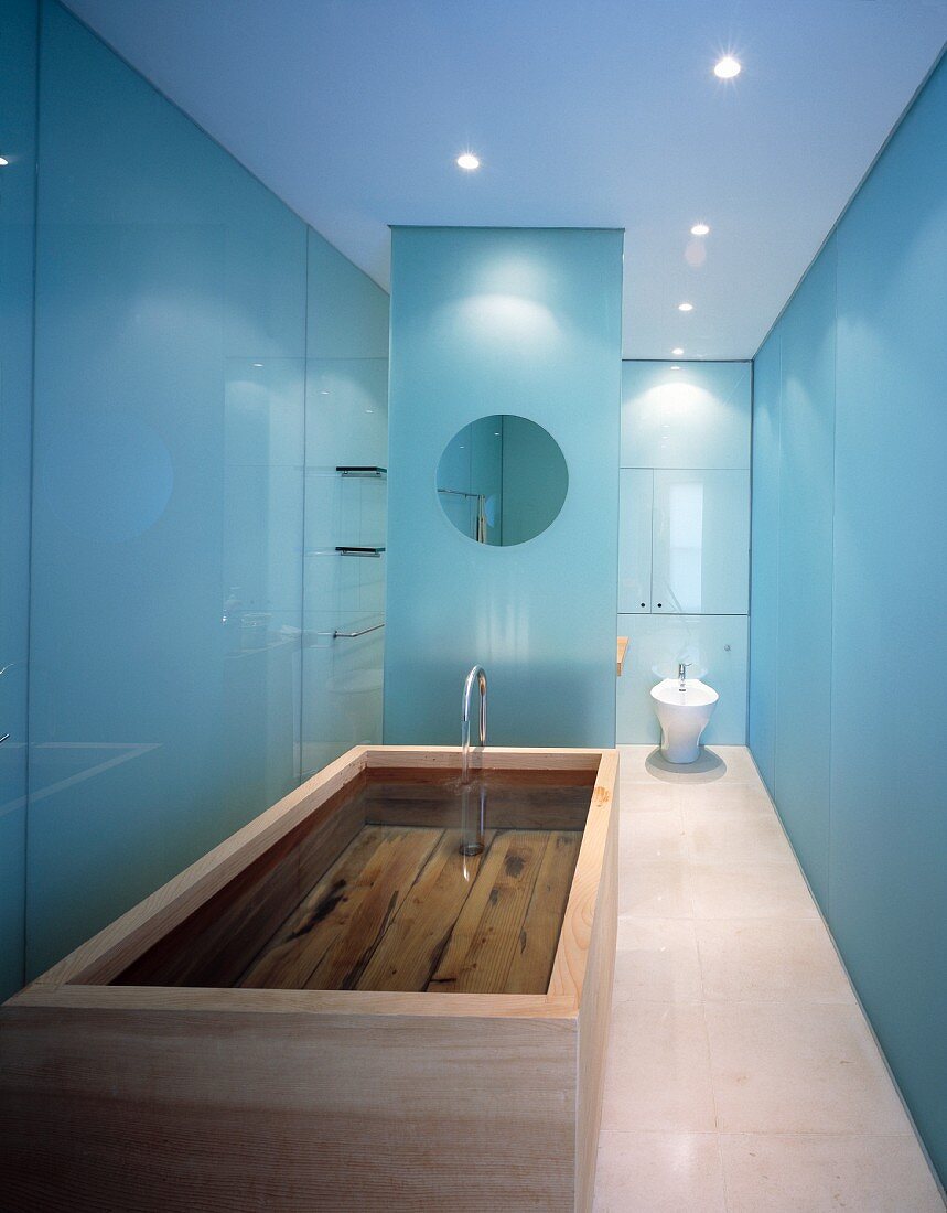 Designerbad mit eingelassenem Wasser in Holzbadewanne