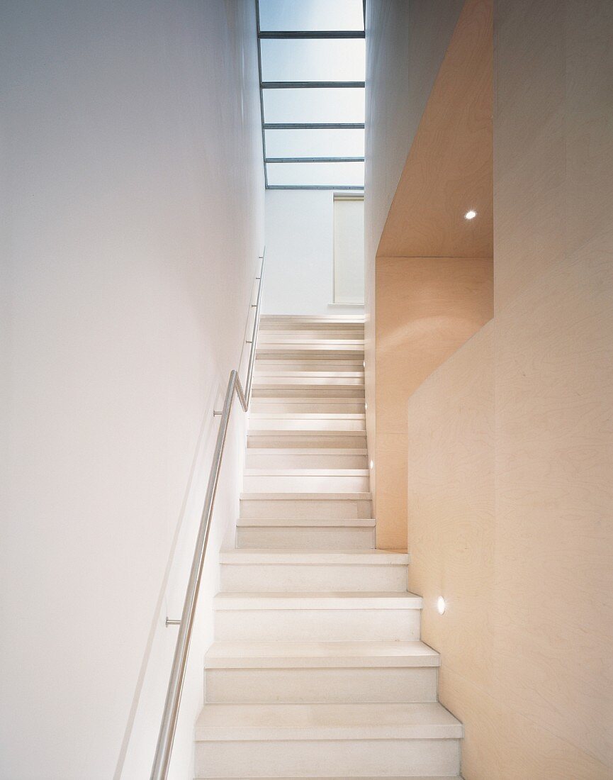 Schmales Treppenhaus mit Blick auf Untersicht einer Treppe
