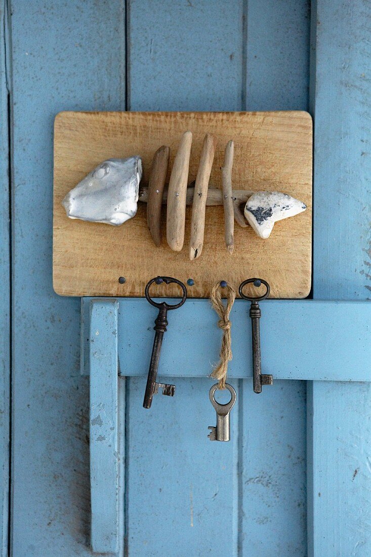 Selbstgemachter Schlüsselhaken mit Fischmotiv aus Treibholz und Kalkstein