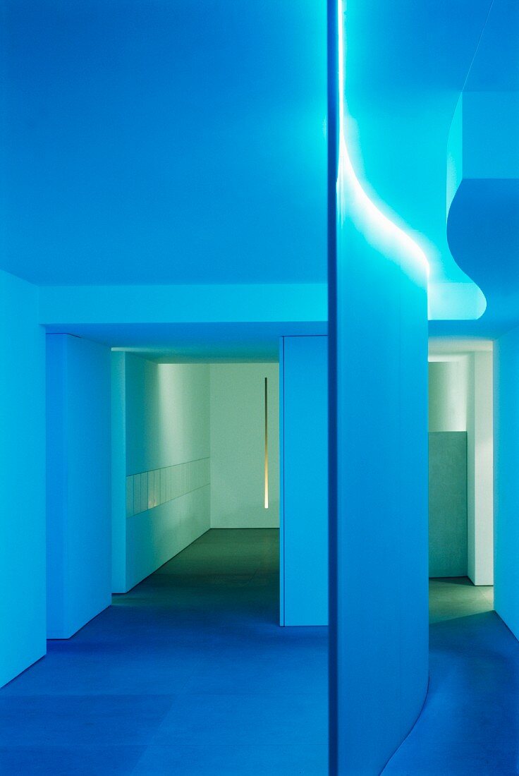 Ein Vorraum mit Trennwand in blauem Licht