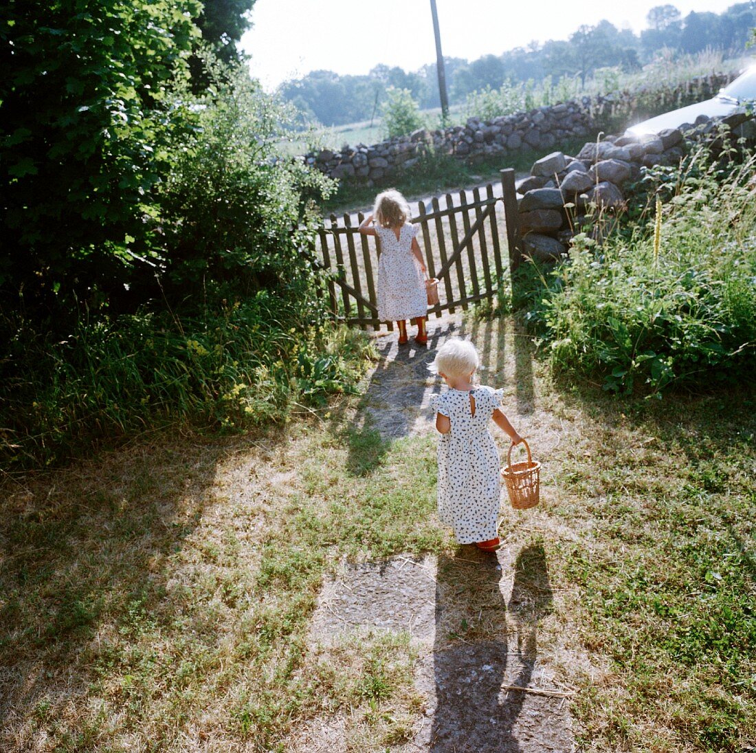 Zwei kleine Mädchen im Garten