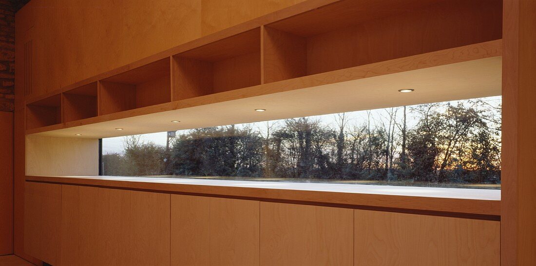 Einbauschrank aus Holz mit integriertem schmalem Fenster