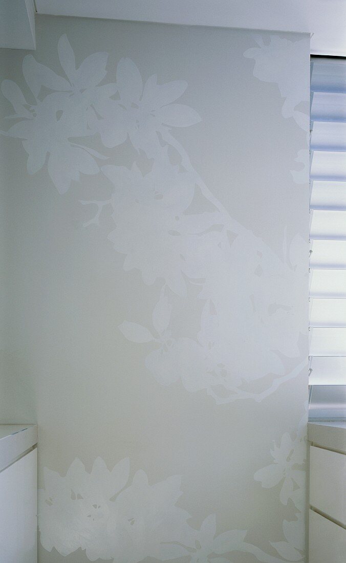 Light wallpaper with pattern of large flowers on wall