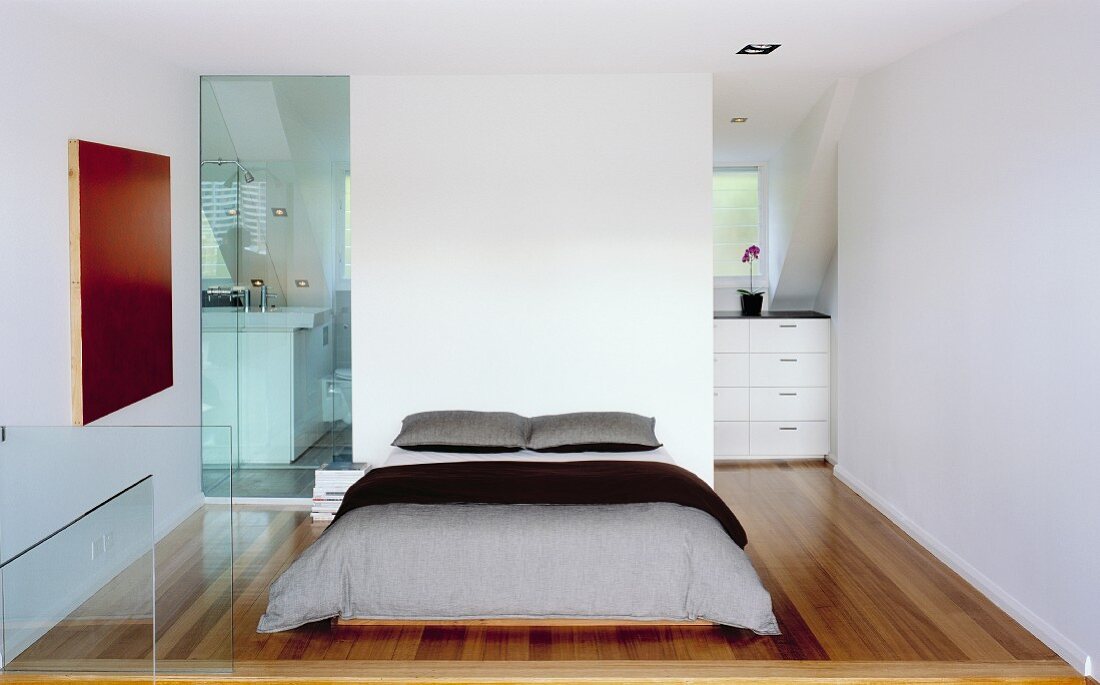 Moderner Schlafraum mit Raumteiler und raumhoher Glastür