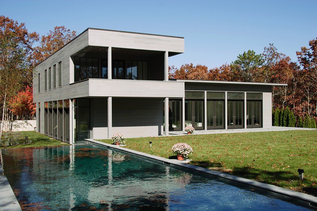 Moderne Villa mit Pool im Garten