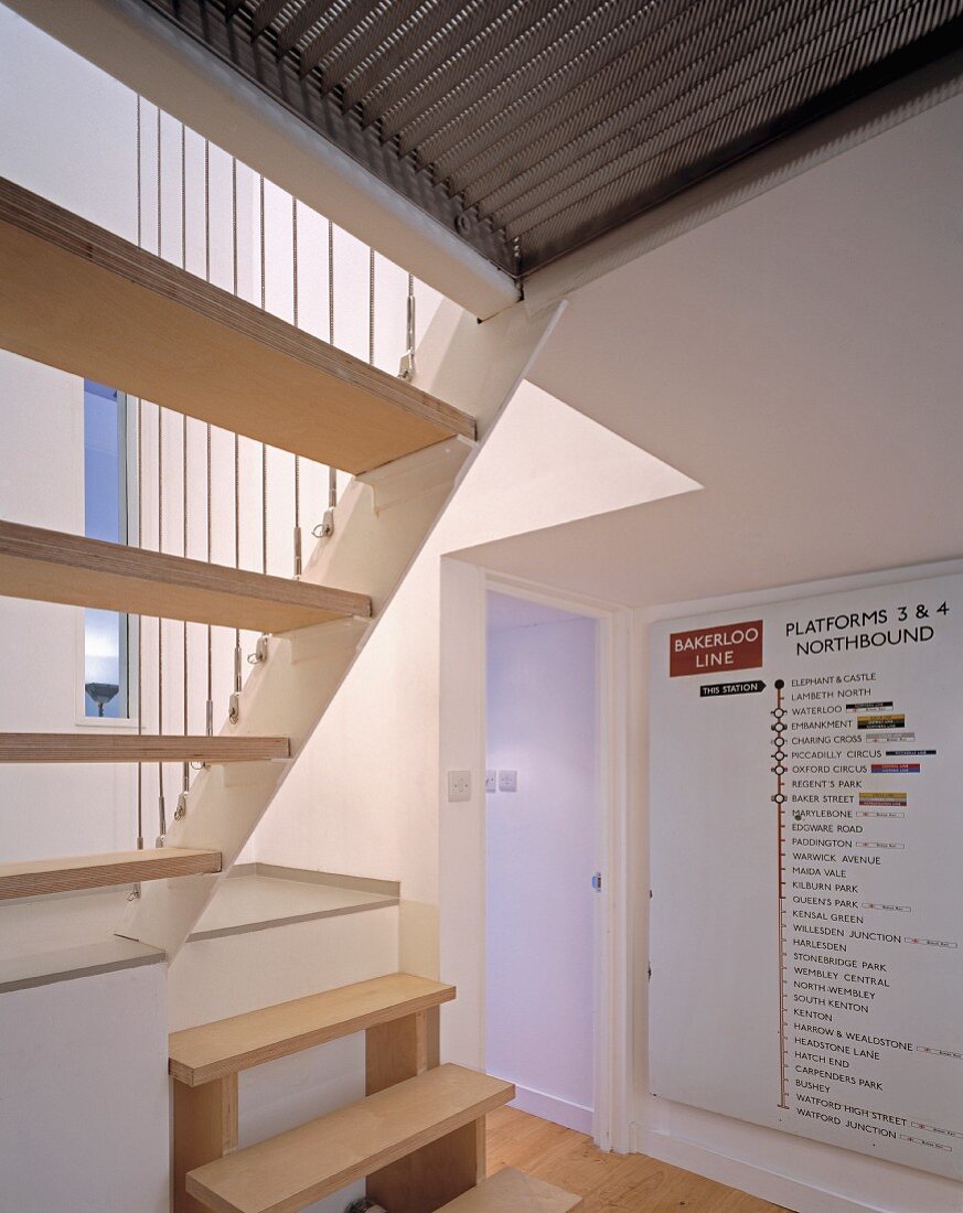Vorraum mit moderner Treppe im Appartmentwohnhaus