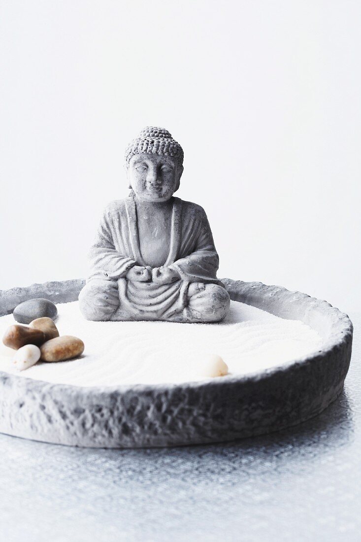 Buddha-Figur in Zen-Garten