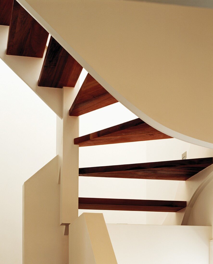Ein Treppenhaus mit weissen Wänden (Ausschnitt)