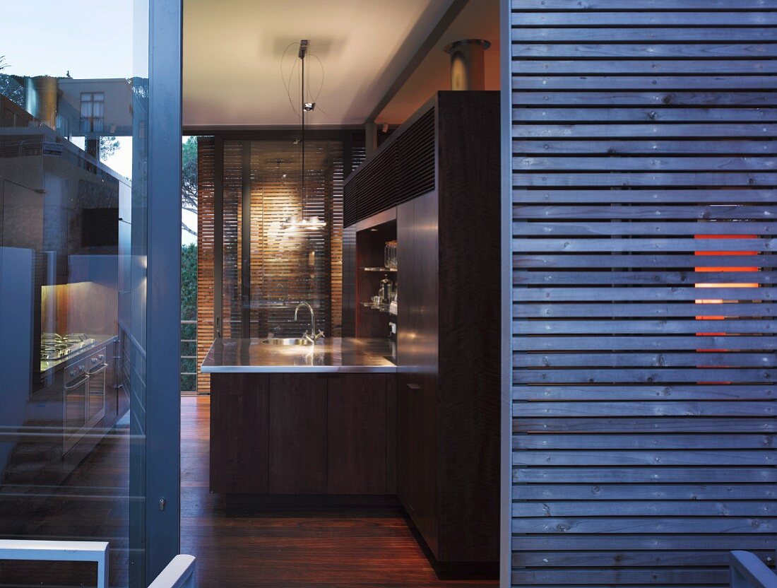 Blick in eine Küche aus dunklem Holz