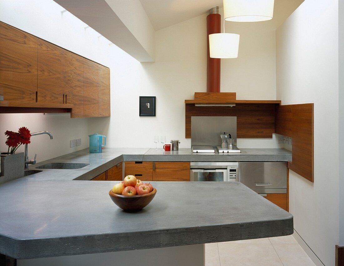 Designerküche mit Schrankfronten aus Holz und Arbeitsplatte aus Beton