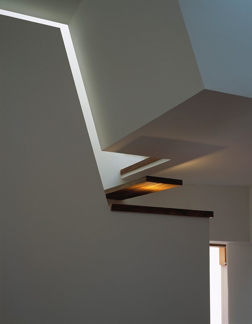 Ausschnitt einer zeitgenössischen Treppenhauswand im Wohnraum