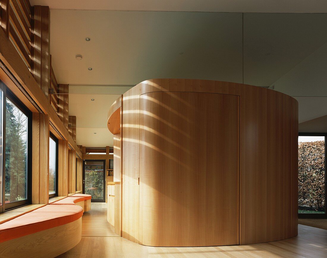 Wohnraum mit Raumeinbau aus Holz in freier Form
